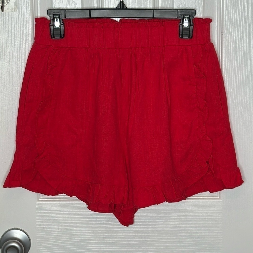 NWT. Love riche L, red, elastic, linen blend, pockets, scalloped, ruffled short